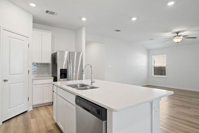 121 Oakdale Meadows LN, Hutto, TX 78634