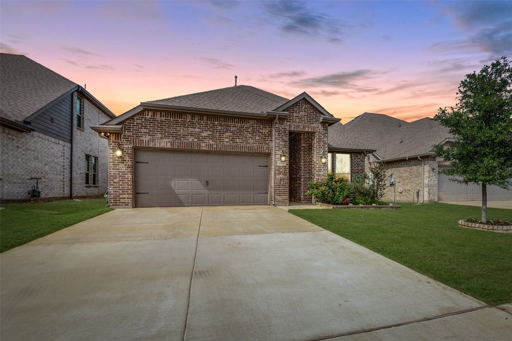 656 Bethpage Drive, Red Oak, TX 75154