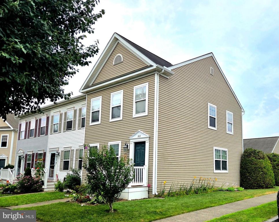 203 HEATHERSAGE DR, Marietta, PA 17547