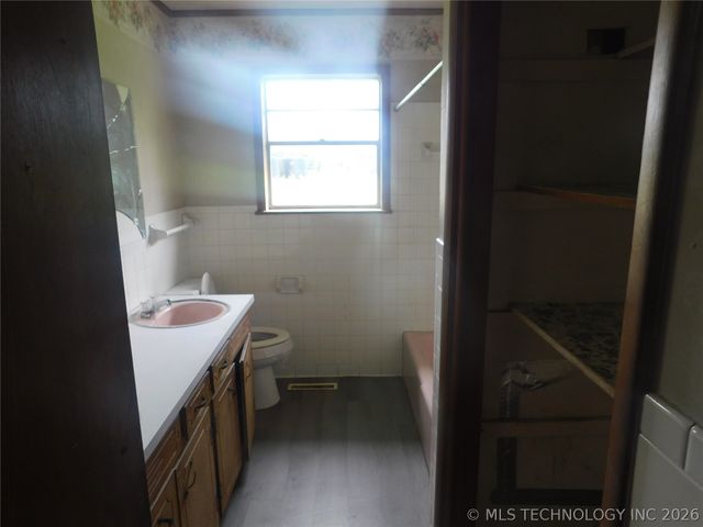700 E Ozark Street, Morris, OK 74445