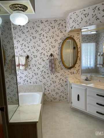 400 E Roberts Lane 68, Bakersfield, CA 93308