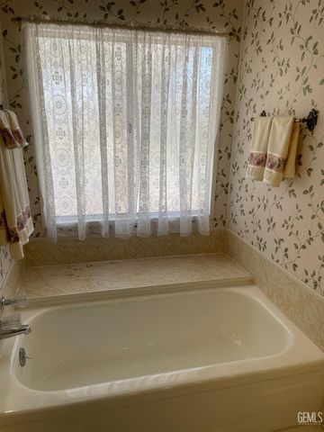 400 E Roberts Lane 68, Bakersfield, CA 93308