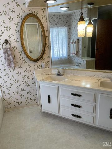 400 E Roberts Lane 68, Bakersfield, CA 93308