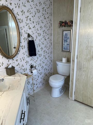 400 E Roberts Lane 68, Bakersfield, CA 93308