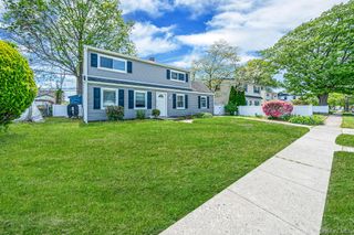 48 Hollyhock Road, Levittown, NY 11756
