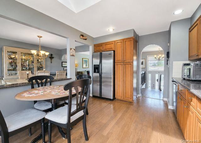 15 6th Avenue, Farmingdale, NY 11735