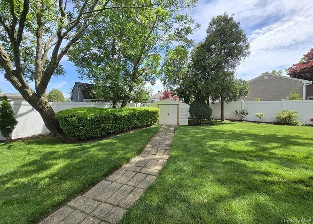 15 6th Avenue, Farmingdale, NY 11735