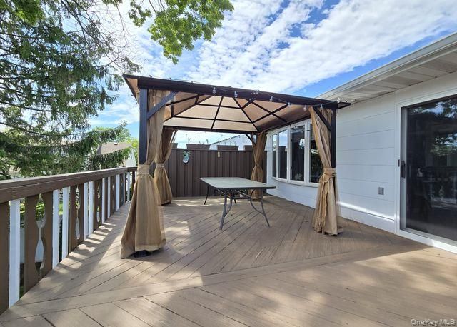 15 6th Avenue, Farmingdale, NY 11735
