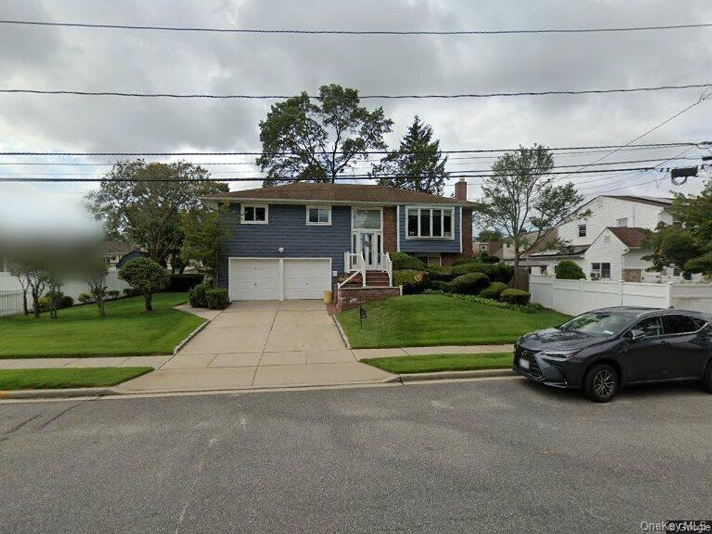 15 6th Avenue, Farmingdale, NY 11735