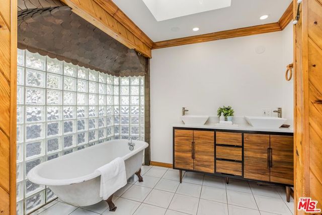 11261 Blix Street, North Hollywood, CA 91602