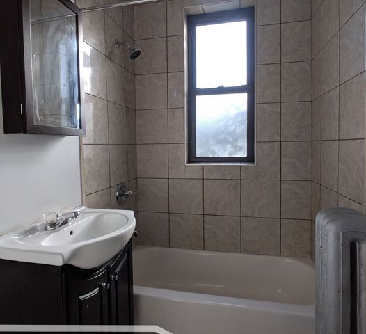 2704 N Sawyer Avenue 210, Chicago, IL 60647