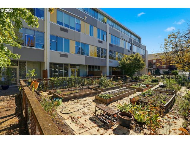 900 Ne 81ST Ave 402, Portland, OR 97213