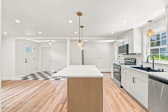 49 Parkside Circle, Braintree, MA 02184