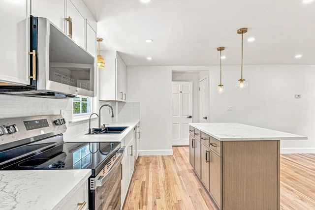 49 Parkside Circle, Braintree, MA 02184
