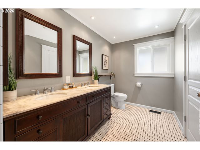 2780 Sw WEST POINT Ave, Portland, OR 97225