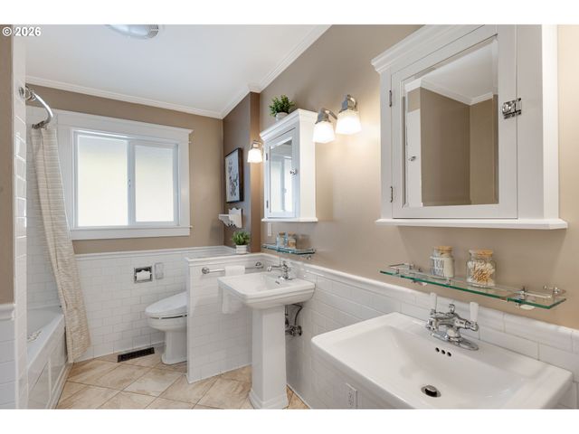 2780 Sw WEST POINT Ave, Portland, OR 97225