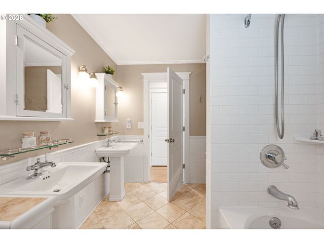 2780 Sw WEST POINT Ave, Portland, OR 97225