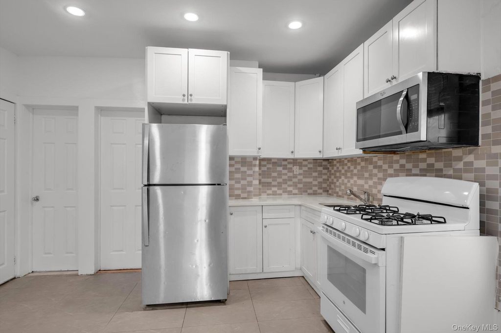 32-46 105 St, Corona, NY 11369 — photo 2