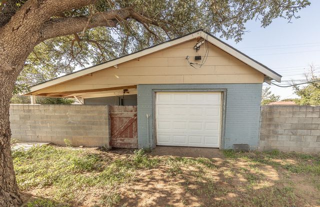 304 Cactus Drive, Levelland, TX 79336