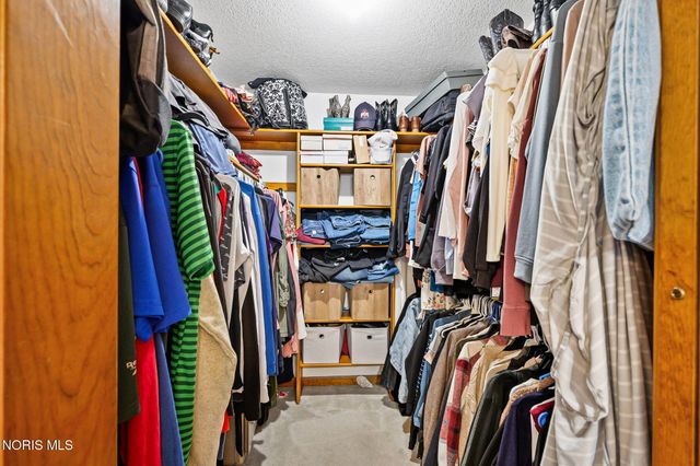 827 Abbey Lane, Findlay, OH 45840