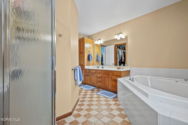 827 Abbey Lane, Findlay, OH 45840