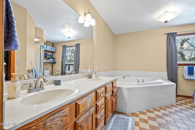 827 Abbey Lane, Findlay, OH 45840