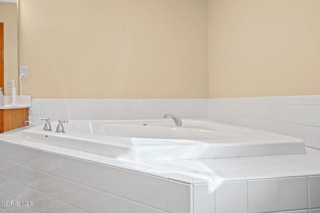 827 Abbey Lane, Findlay, OH 45840