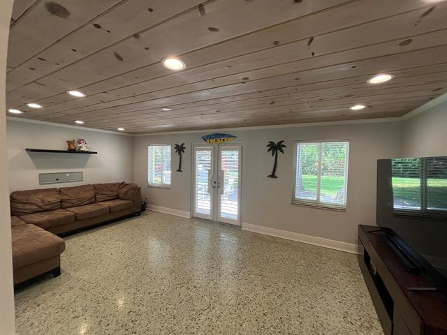 620 NE 9th Avenue, Boynton Beach, FL 33435