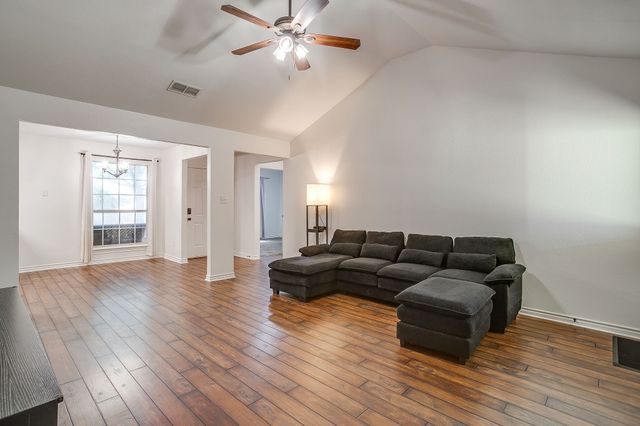 636 Cumberland Drive, Burleson, TX 76028