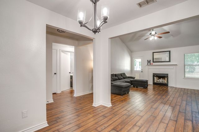 636 Cumberland Drive, Burleson, TX 76028