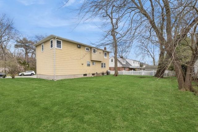 1702 Lakeview Avenue, Seaford, NY 11783