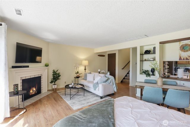 1041 Ihland Place NE, Bainbridge Island, WA 98110