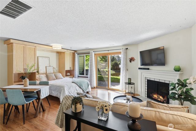 1041 Ihland Place NE, Bainbridge Island, WA 98110