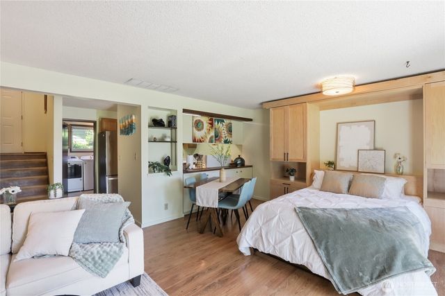 1041 Ihland Place NE, Bainbridge Island, WA 98110