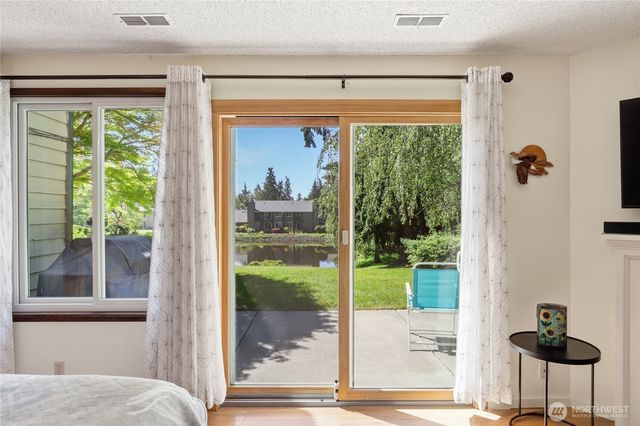 1041 Ihland Place NE, Bainbridge Island, WA 98110