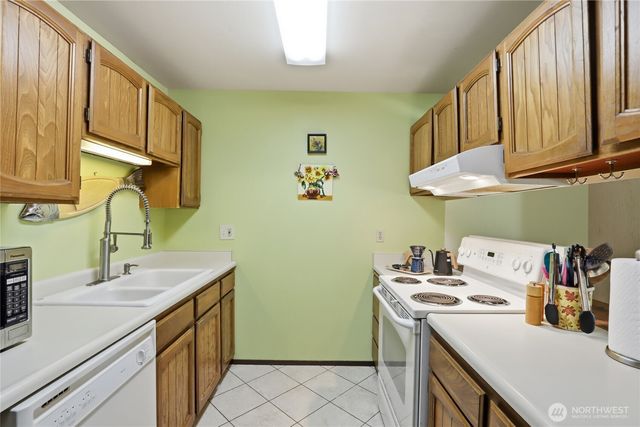 1041 Ihland Place NE, Bainbridge Island, WA 98110