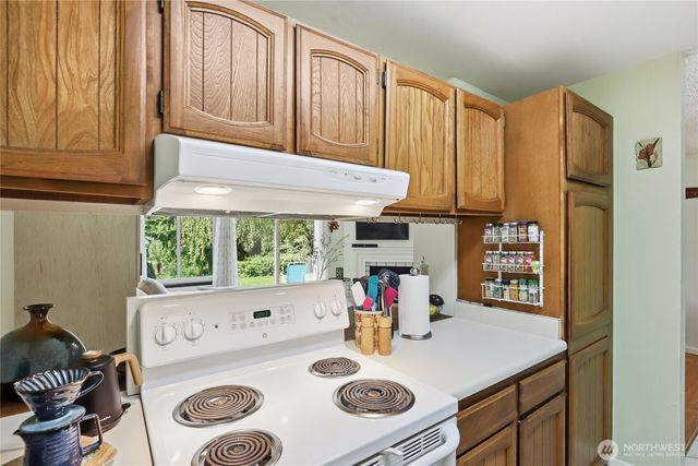 1041 Ihland Place NE, Bainbridge Island, WA 98110