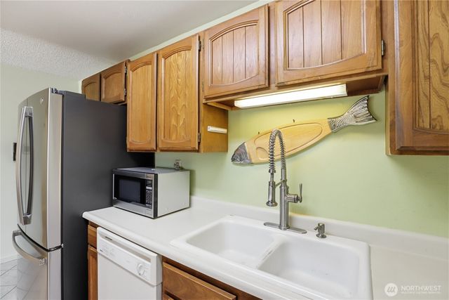 1041 Ihland Place NE, Bainbridge Island, WA 98110