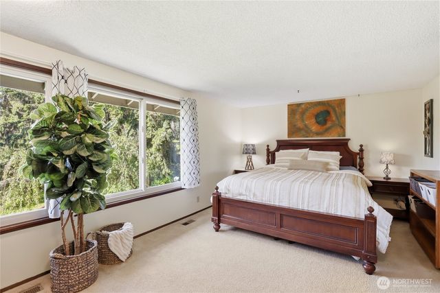 1041 Ihland Place NE, Bainbridge Island, WA 98110
