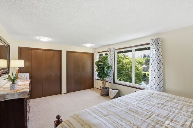 1041 Ihland Place NE, Bainbridge Island, WA 98110