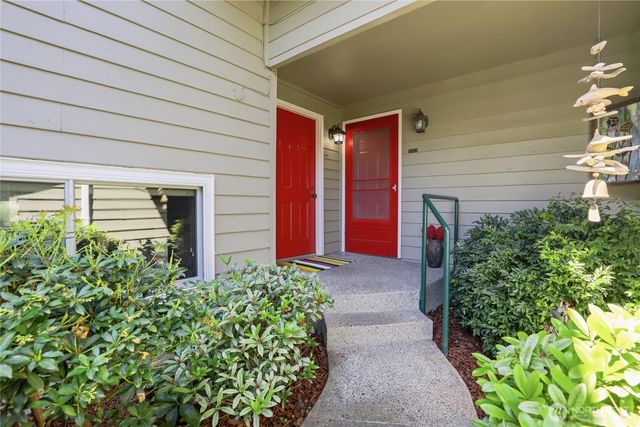 1041 Ihland Place NE, Bainbridge Island, WA 98110