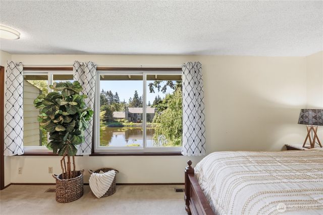 1041 Ihland Place NE, Bainbridge Island, WA 98110