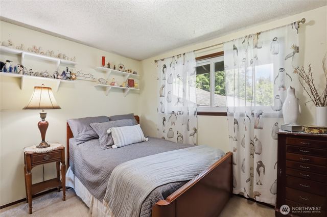 1041 Ihland Place NE, Bainbridge Island, WA 98110