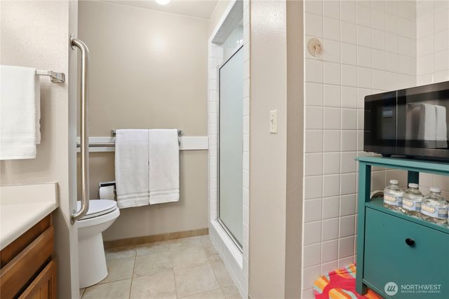 1041 Ihland Place NE, Bainbridge Island, WA 98110
