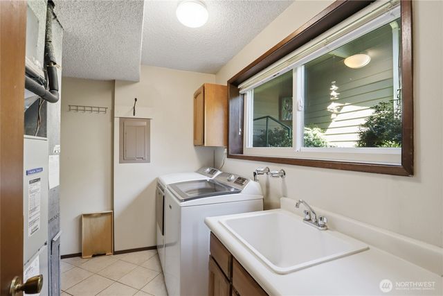 1041 Ihland Place NE, Bainbridge Island, WA 98110