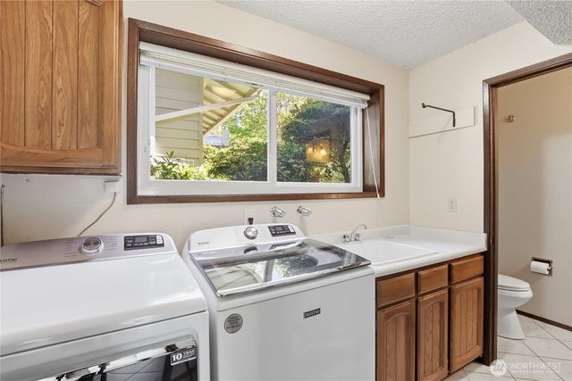 1041 Ihland Place NE, Bainbridge Island, WA 98110