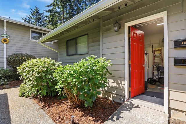 1041 Ihland Place NE, Bainbridge Island, WA 98110