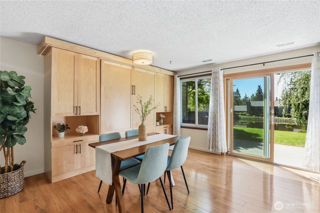 1041 Ihland Place NE, Bainbridge Island, WA 98110