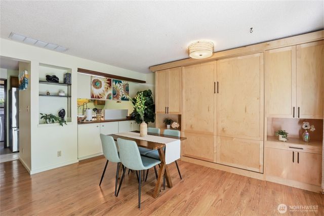 1041 Ihland Place NE, Bainbridge Island, WA 98110