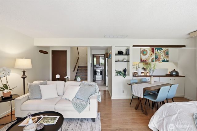 1041 Ihland Place NE, Bainbridge Island, WA 98110